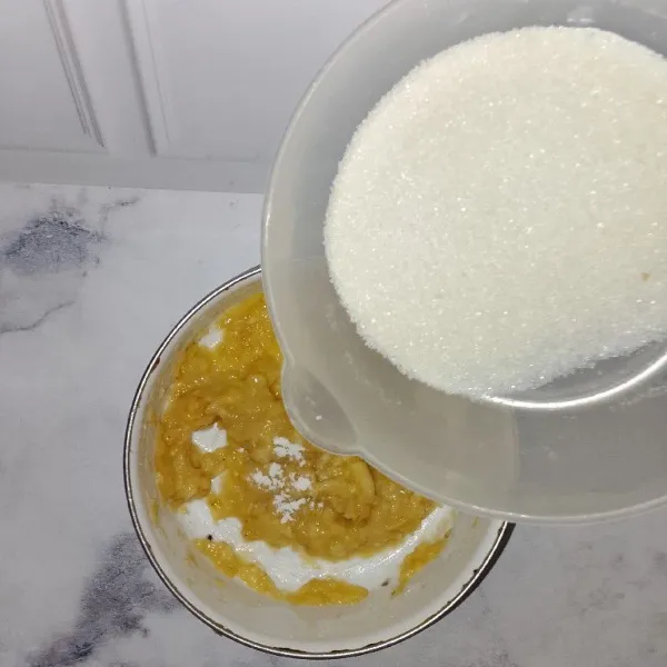 Setelah halus, tambahkan gula pasir dan di aduk hingga rata.