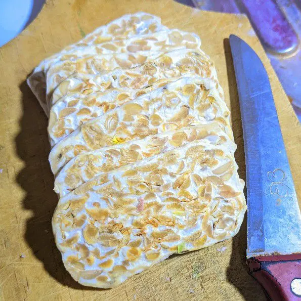 Potong tempe menjadi tipis-tipis.