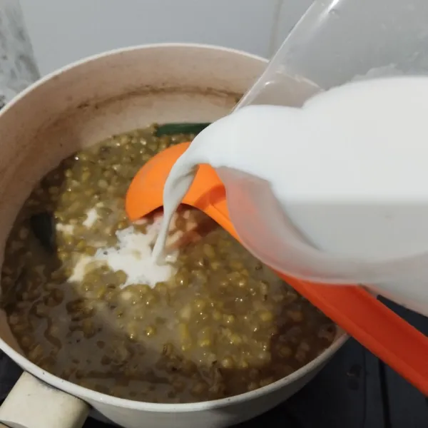 Tambahkan krim yang sudah dicampur dengan air hangat, lalu aduk rata, icip rasa dan angkat, siap disajikan.