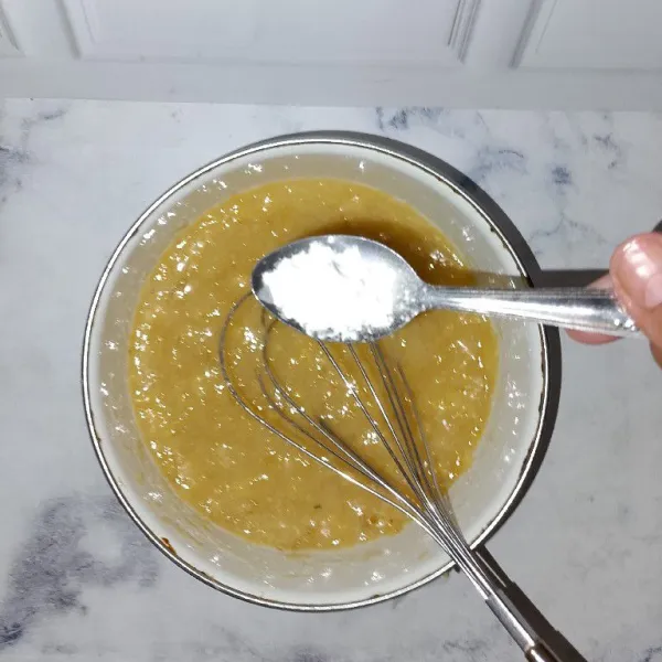 Kemudian tambahkan soda kue dan baking powder, aduk hingga rata kembali.