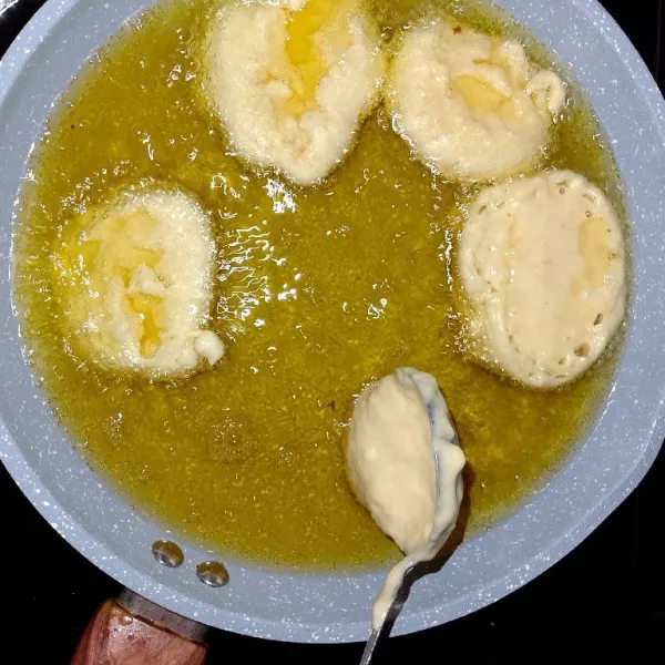 Setelah ngembang , goreng adonan tadi dengan menggunakan kan minyak panas dengan api sedang.
