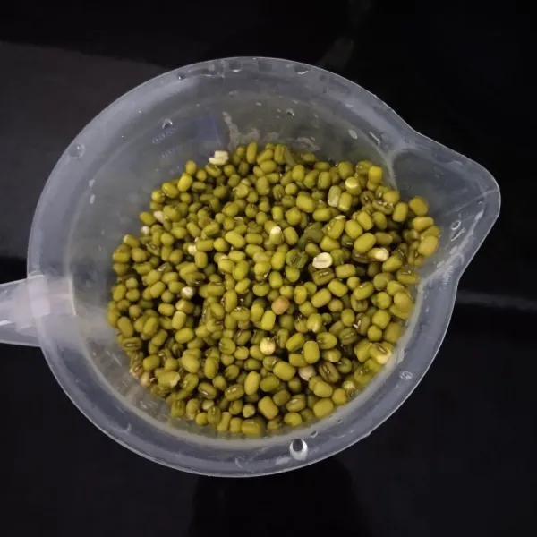 Rendam kacang hijau semalamam agar cepat matang saat direbus, lalu cuci bersih.