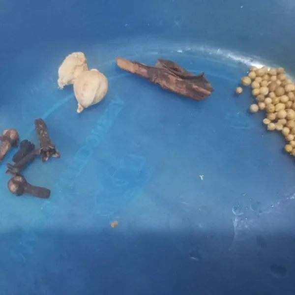 Siapkan cengkeh, kapulaga, kayu manis, dan ketumbar.