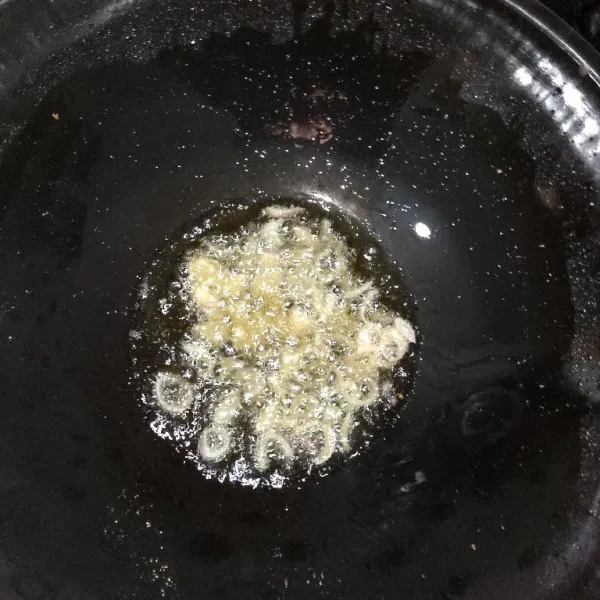 Tumis bawang merah sampai matang.