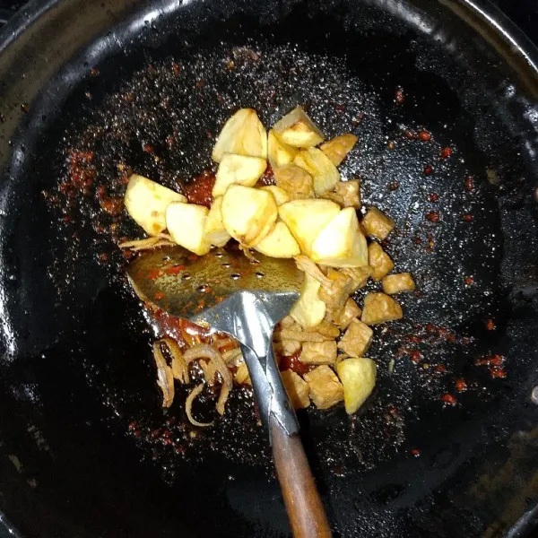 Tambahkan bahan yang sudah di goreng tadi ke dalam cabe yang sudah di masak.
