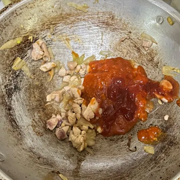 jika sudah harum, masukkan potongan ayam lalu tumis lagi hingga setengah matang, jika sudah dirasa mulai matang masukkan saus spaghetti dan saus tomat, aduk hingga merata.