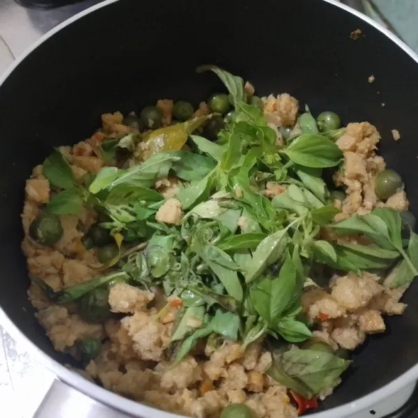Tambahkan daun kemangi. Masak sebentar. Aduk kembali hingga rata Sempurna.