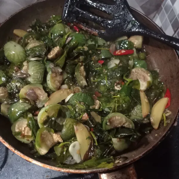 Masak sampai matang, cek rasanya.