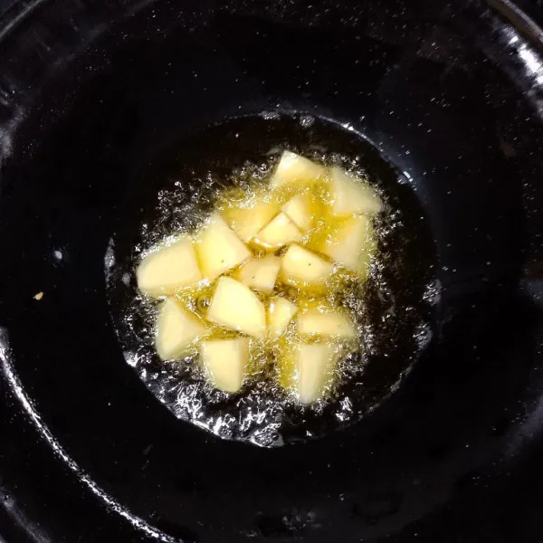 Kemudian, goreng kentang yang sudah di cuci bersih , goreng sampai kuning kecoklatan dan tiriskan.