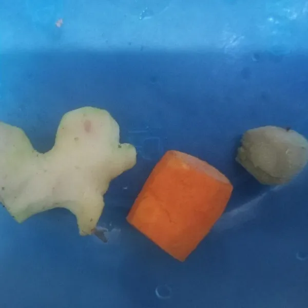 Iris tipis jahe, kunyit, dan lengkuas.