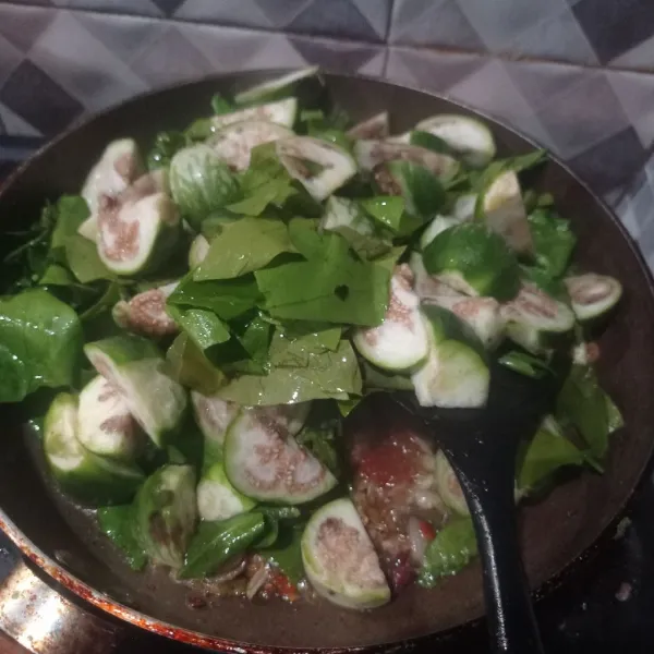 Masukan terong dan daun melinjo aduk rata