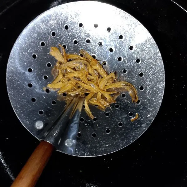 Setelah kentang matang , kemudian goreng ikan teri sampai kering.