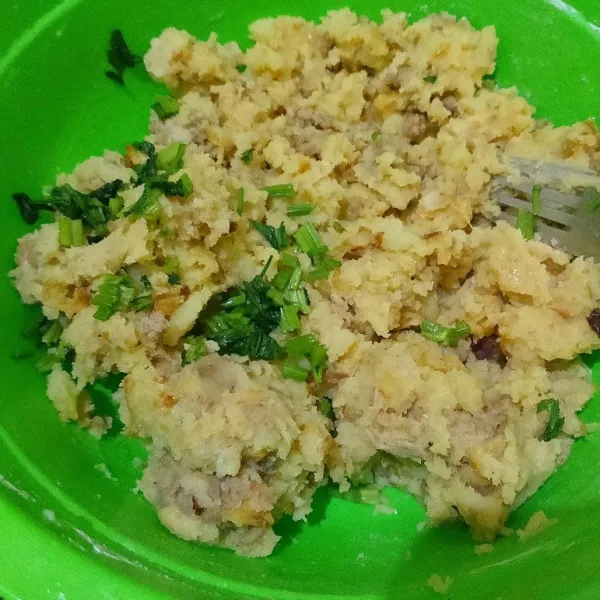 Seledri bisa diganti daun bawang, ajaran mama saya pakai seledri dan rasanya lebih enak, silahkan dicicip rasanya sebelum dibentuk.