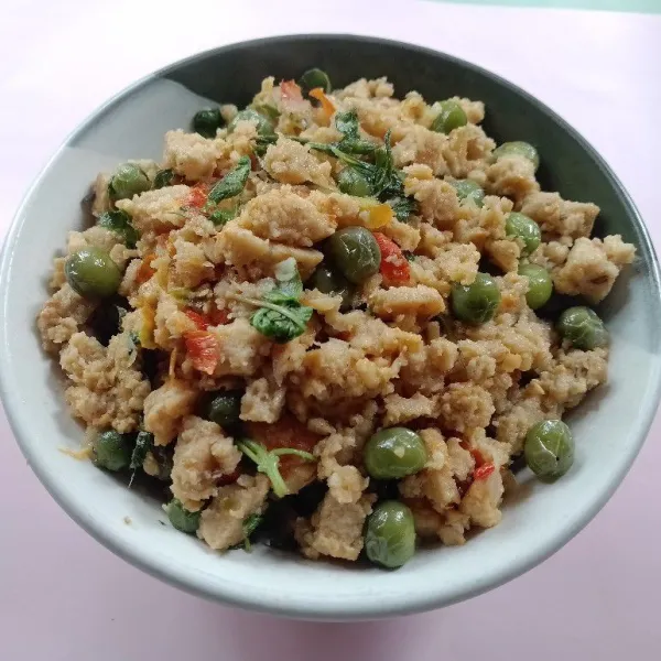 Koreksi rasa. Bila rasa sudah pas. Angkat dan sajikan di mangkuk saji