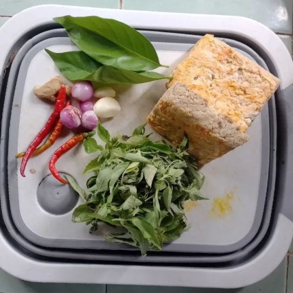 Siapkan semua bahan yang akan dimasak.