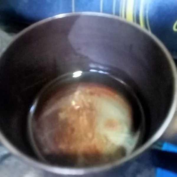 Panaskan air di pan hingga mendidih.