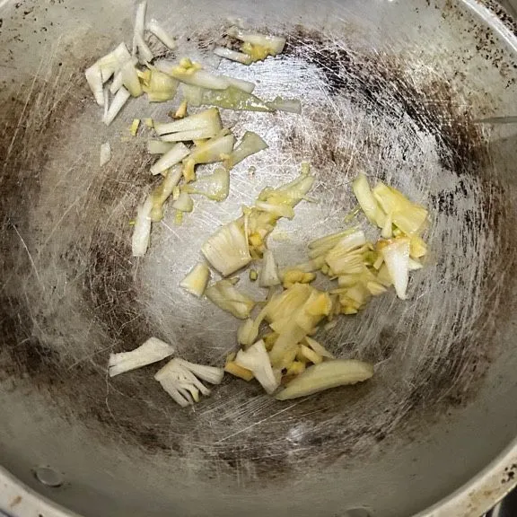 masukkan margarin lalu tumis bawang putih dan bawang bombay sampai harum dan layu.