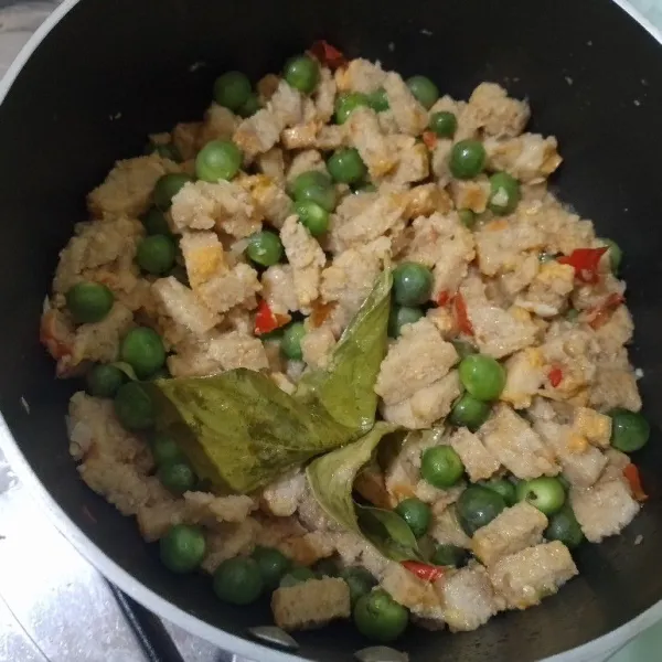 Lanjut masukkan leunca, garam, saus tiram, aduk rata dan masak hingga matang.