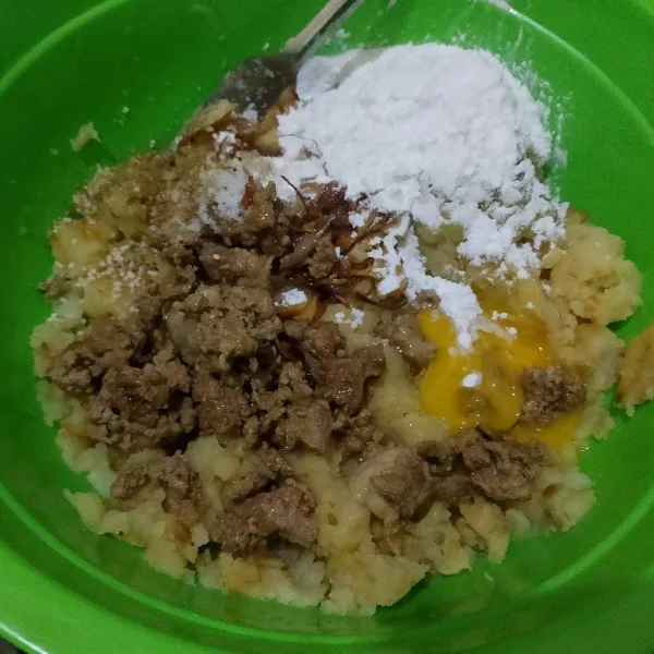 Campurkan seluruh bahan utama dan penyedap, diaduk sampai rata.