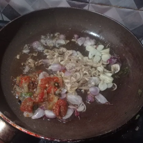 Tumis bawang merah, bawang putih, sambal terasi, dan rebon sampai layu.