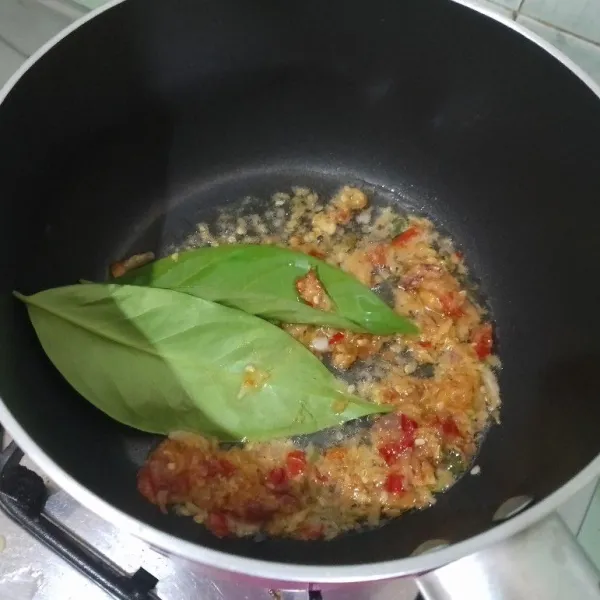 Tumis bumbu dan daun salam hingga harum.