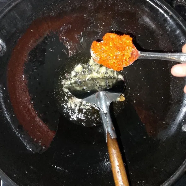 Tambahkan cabe merah, masak hingga matang.