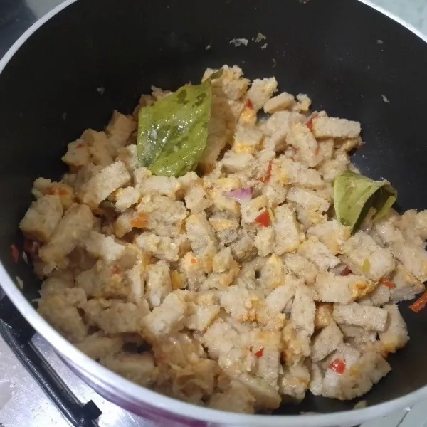 Masukkan oncom, aduk rata bersama oncom.