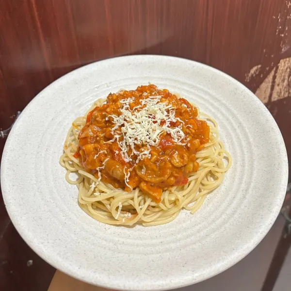 jika sudah matang semua, sajikan spaghetti dan saus bolognese diatasnya, spaghetti bolognese siap dinikmati.