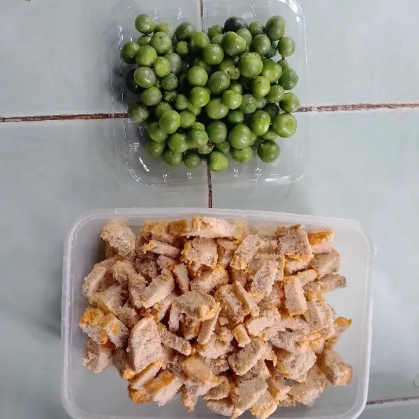 Cuci bersih leunca dan iris persegi panjang oncom sesuai selera.