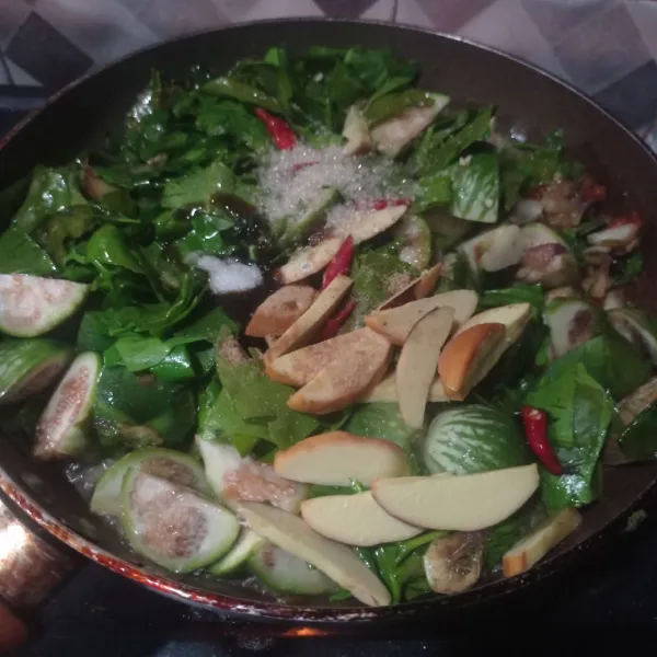 Masukan irisan jengkol, cabe merah, garam, gula, kaldu bubuk, saus tiram dan sedikit air, aduk sampai tercampur rata.