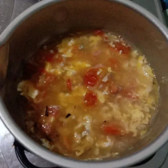 Tambahkan air secukupnya, aduk rata dan tunggu hingga mendidih.