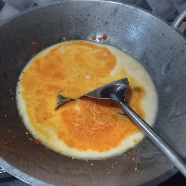 Masukan santan, garam, gula, dan kaldu bubuk, aduk rata masak sampai mendidih.