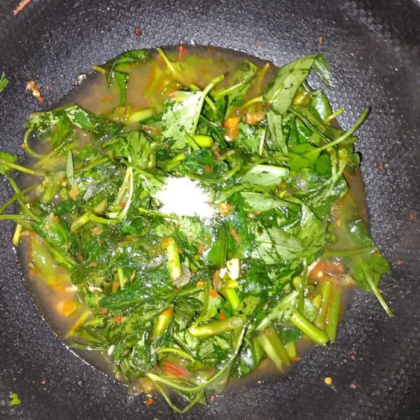 Tambahkan garam, penyedap rasa, dan micin, aduk hingga rata.