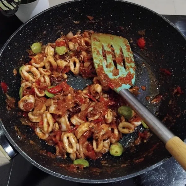 Aduk rata sampai bumbu tercampur, masak sebentar saja, siap disajikan.