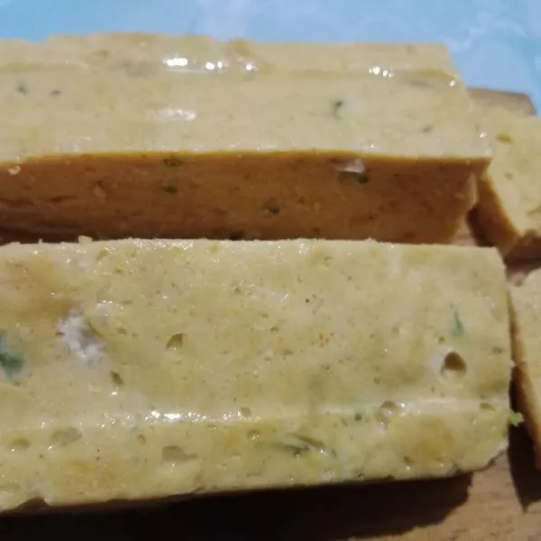 Setelah matang, keluarkan dari wadah dan potong-potong sesuai selera.