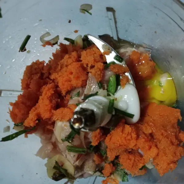 Haluskan daging ayam, telur, wortel dan bahan-bahan yang telah ditumis sebelumnya menggunakan chopper.