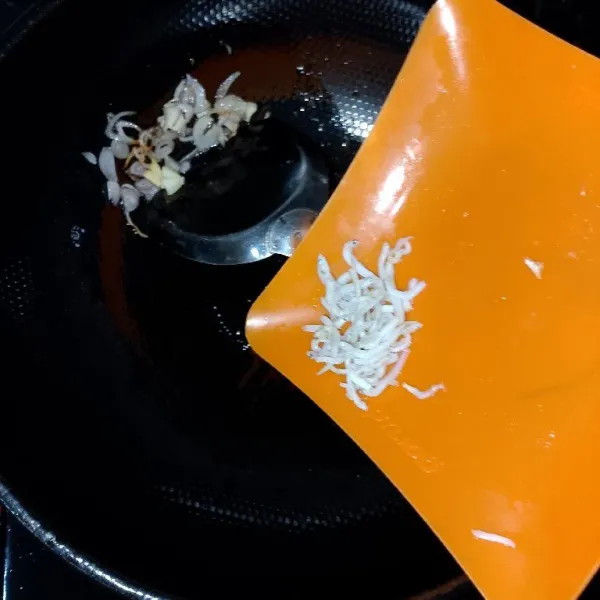 Setelah bawang nya harum , tambahkan ikan teri halus dan di masak hingga kuning kecoklatan.