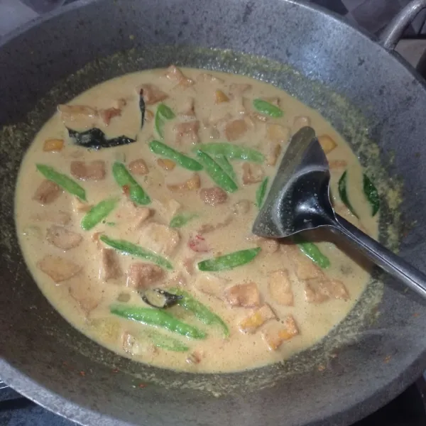 Masukan kentang, tahu, dan kapri, lalu masak sampai tanak.