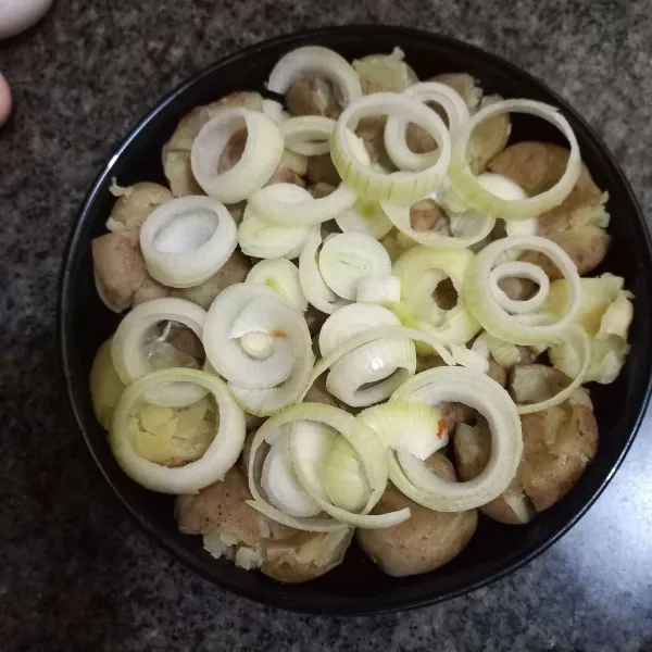 Tambahkan irisan bawang bombay.