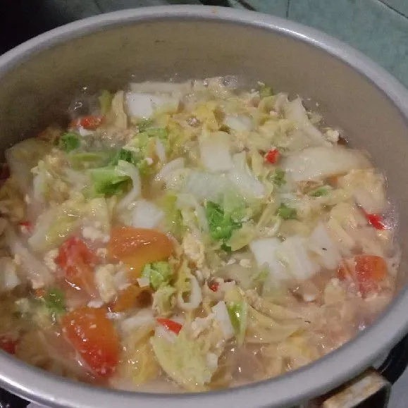 Masukkan sawi putih dan aduk rata sempurna.