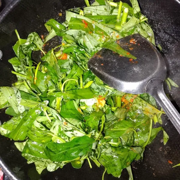 Setelah semua bahan layu, masukkan sayur kangkung yang sudah di cuci bersih.
