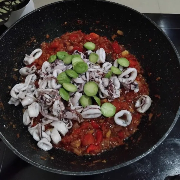 Masukkan cumi dan pete yang sudah dikupas.
