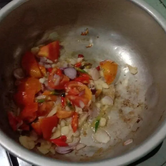 Tumis bumbu hingga harum.