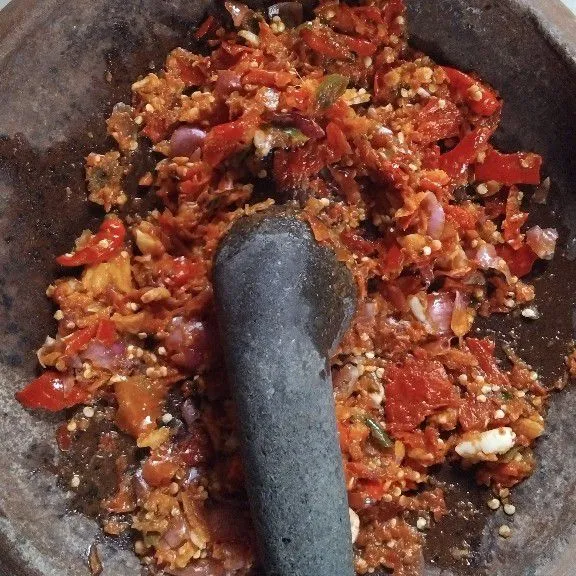 Siapkan bumbu halus, ulek bumbu halus agak kasar aja.