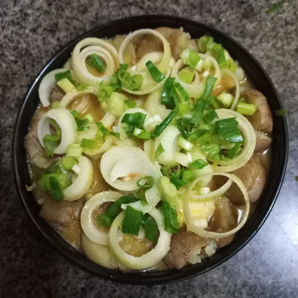 Tuang larutan susu di atas kentang, beri irisan bawang daun.