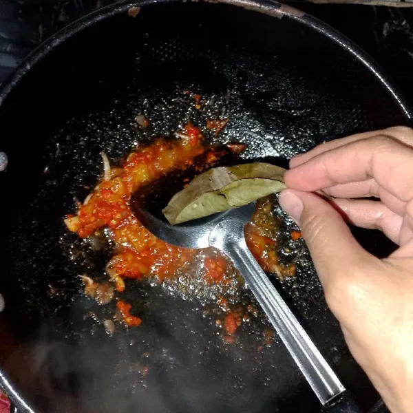 Tambahkan 1 lembar daun salam.