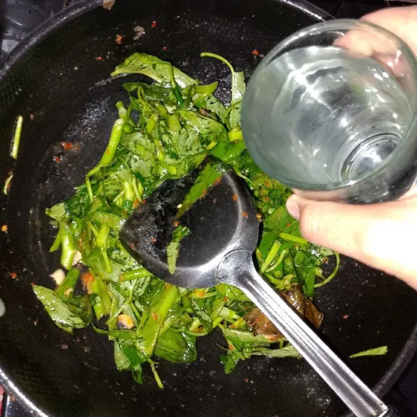 Tambahkan air putih bersih.