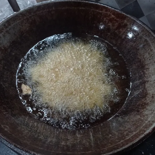 Potong sesuai selera kentang, lalu goreng sampai empuk, tiriskan.