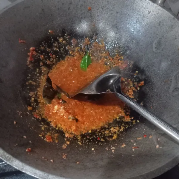 Tumis bumbu halus, salam, sereh, dan daun jeruk sampai matang.