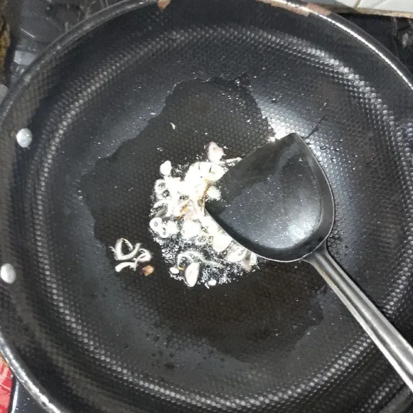 Tumis bawang merah dan bawang putih sampai harum.